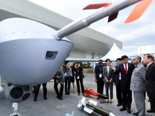 Tun Dr Mahathir Mohamad ketika mendengar penerangan mengenai pesawat dron Wing Loong II buatan China pada perasmian Pameran Aeroangkasa dan Maritim Antarabangsa Langkawi 2019 (LIMA'19) edisi ke-15 di Pusat Pameran Antarabangsa Mahsuri (MIEC), hari ini. - Foto Bernama