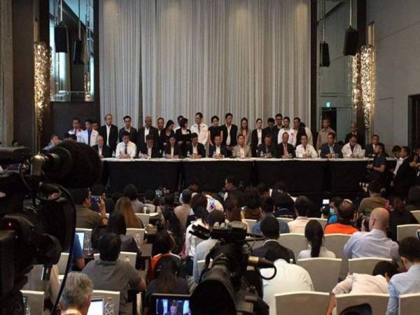 Sidang media parti prodemokrasi pimpinan Pheu Thai di Hotel Lancaster di Bangkok untuk mengumumkan rancangan mereka membentuk kerajaan. - Foto Straits Times 