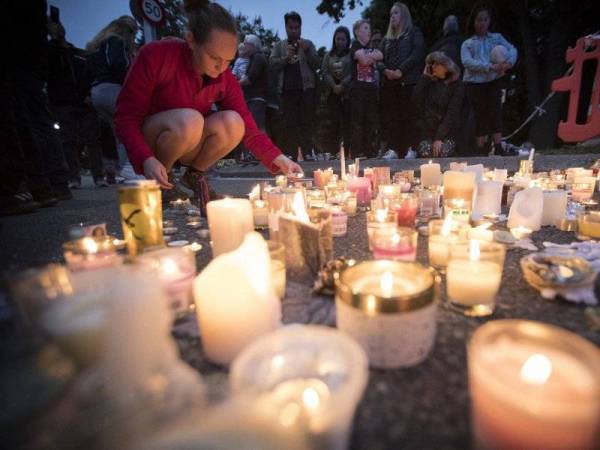 Lilin dinyalakan di luar Masjid al-Noor di Christchurch sempena memperingati mangsa.