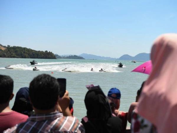 Orang ramai melihat demonstrasi oleh Pasukan Khas Laut (PASKAL) Tentera Laut Diraja Malaysia (TLDM) dan VAT69 Polis Diraja Malaysia (PDRM) sempena Pameran Maritim dan Aeroangkasa Antarabangsa Langkawi 2019 (LIMA&#039;19) edisi ke-15 di Resort World Langkawi, hari ini. - Foto Bernama
