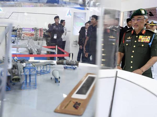 Yang di-Pertuan Agong Al-Sultan Abdullah Ri'ayatuddin Al-Mustafa Billah Shah berkenan melihat pameran sempena Pameran Aeroangkasa dan Maritim Antarabangsa Langkawi 2019 (LIMA'19) edisi ke-15 di Pusat Pameran Antarabangsa Mahsuri (MIEC) hari ini. - Foto Bernama