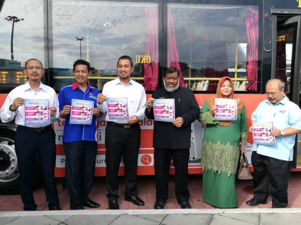 Dr Sahruddin (tiga,kiri) bersama Pengarah Kesihatan Negeri Johor, Dr Selahuddeen Abd Aziz (tiga,kanan) menunjukkan risalah berkaitan penyakit tibi di Larkin Sentral, hari ini.