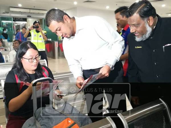 Dr Sahruddin (tengah) diiringi Pengarah Kesihatan Johor, Dr Selahuddeen Abd Aziz mengedarkan risalah berkaitan kesedaran pengakit tibi di Larkin Sentral, hari ini.