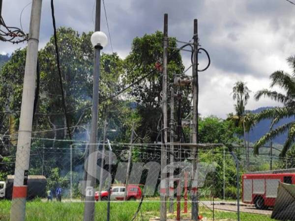 Letupan kabel elektrik bervoltan tinggi yabg berlaku berhampiran pencawang TNB Sauk, hari ini.