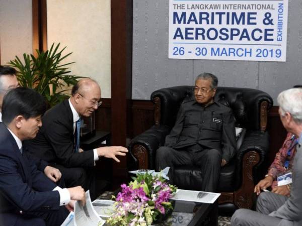 Perdana Menteri, Tun Dr Mahathir Mohamad menerima kunjungan hormat Presiden Aerospace Industri Korea Selatan, Jo Won Kim sempena Pameran Maritim dan Aeroangkasa Antarabangsa Langkawi 2019 (LIMA'19) edisi ke-15 di Pusat Pameran Antarabangsa Mahsuri (MIEC), hari ini. Foto: Bernama