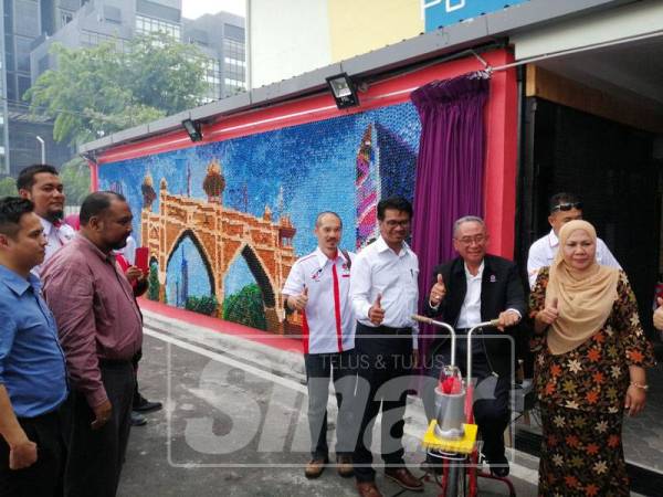 Mohd Azizi merasmikan PJ Eco Mural