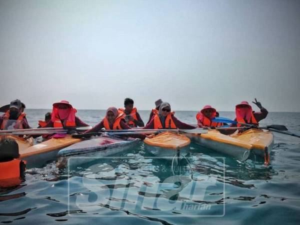 Peserta berkumpul di tengah perjalanan sebelum sampai ke pulau untuk berehat.