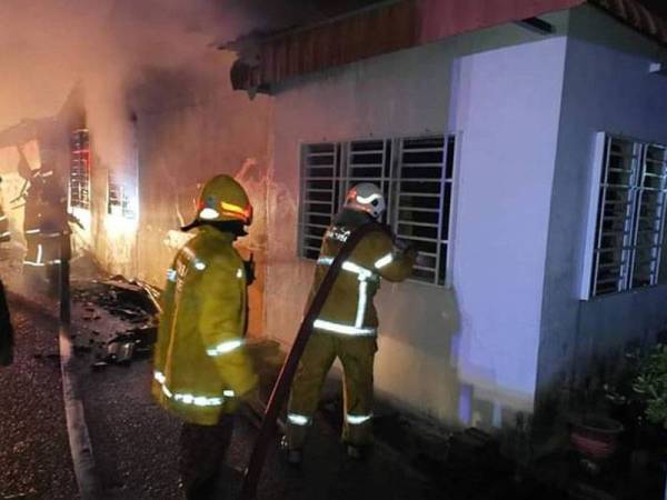 Pihak bomba sedang berusaha memadam kebakaran.