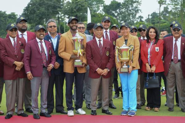 Tan Sri Muhyiddin Yassin (tengah) bersama Juara Kategori Lelaki, Rhaasrikanesh Kanavathi (lima, kiri) dan Juara Kategori Wanita Winnie Ng Yu Xuan (tiga, kanan) pada Kejohanan TSM Golf Challenge kali Ke-11 di TPC Kuala Lumpur hari ini. -Foto Bernama