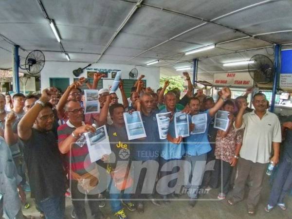 Nelayan Pulau Pinang membantah kerja pengorekan pasir di Pengkalan Weld kerana menberi kesan buruk kepada mereka.