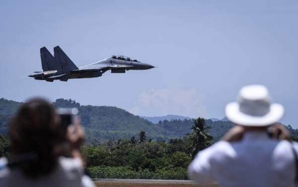 Pesawat Su30MKM milik Tentera Udara Diraja Malaysia ketika melakukan pertunjukan udara pada Pameran Aeroangkasa dan Maritim Antarabangsa Langkawi 2019 (LIMA’19) edisi ke-15 di Pusat Pameran Antarabangsa Mahsuri (MIEC) hari ini. -Foto Bernama