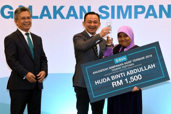 Dr Maszlee Malik (tengah) menyampaikan hadiah kepada pemenang Anugerah Simpanan Skim Galakan Simpanan Pelajar (SGSP) Huda Abdullah pada Majlis Anugerah SGSP 2019 hari ini. -Foto Bernama