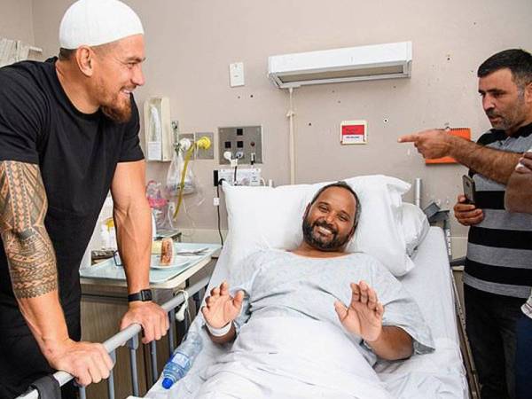 Williams (kiri) bertemu salah seorang mangsa, Ziyaad Shah ketika melawat Hospital Christchurch pada Sabtu lalu.