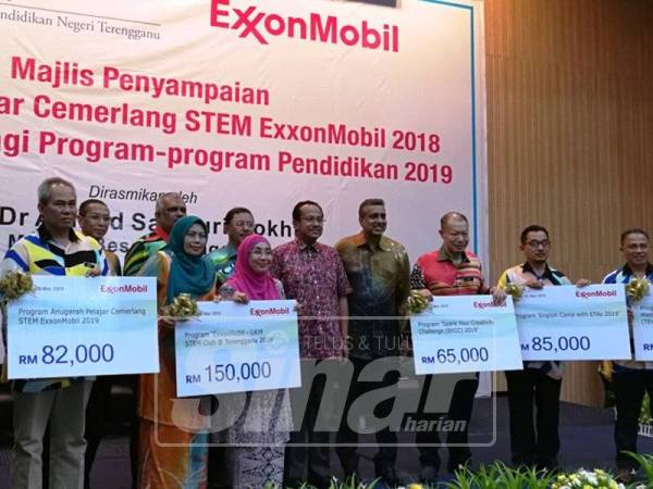 Ahmad Samsuri (lima, kanan) bersama sebahagian daripada wakil penerima tajaan bagi program pendidikan.