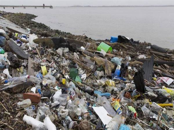 Sisa plastik mencemari pantai Eropah. 