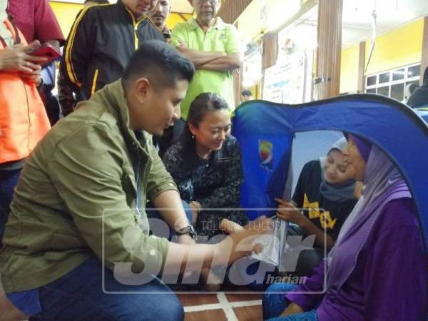 Timbalan Menteri Pembangunan Wanita, Keluarga dan Masyarakat, Hannah Yeoh dan ADUN Gombak Setia, Muhammad Hilman Idham meninjau pusat pemindahan sementara kira-kira jam 11.30 malam ini.