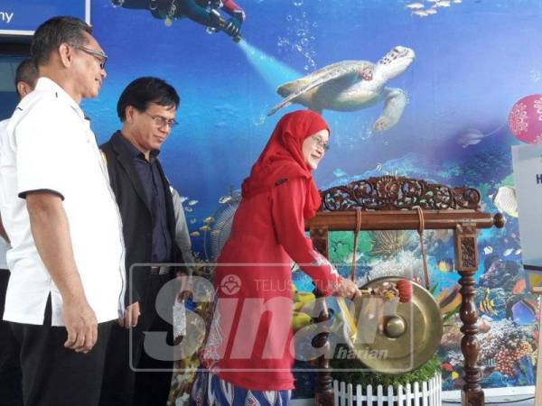 Alwiyah (kanan) mewakili Sahruddin merasmikan Majlis Hari Bertemu Pelanggan Jabatan dan Agensi di bawah MOA Inc Portfolio Pertanian Negeri Johor Siri Kedua Tahun 2019 di Pusat Informasi Taman Laut, Mersing, semalam. 