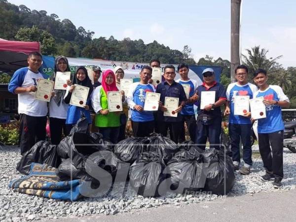 Sebahagian sukarelawan program Clean Up The Word di Hutan Lipur Gunung Pulai 1.