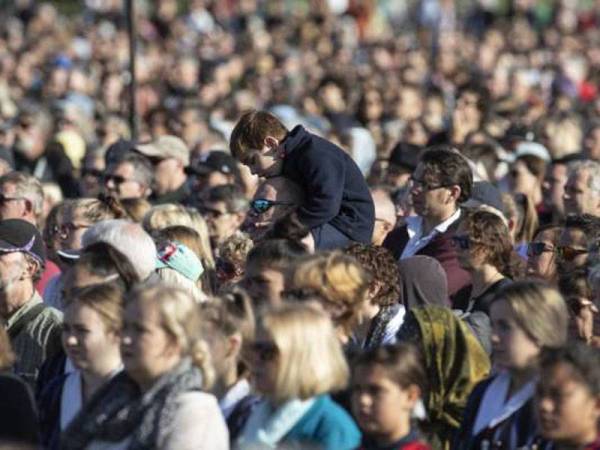 Orang ramai menghadiri upacara memperingati mangsa serangan tembakan di dua masjid Christchurch dua minggu lalu, di Taman North Hagley hari ini. 