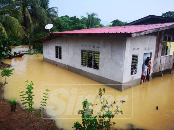 Sebanyak 16 buah rumah dimasuki air selepas hujan lebat kira-kira jam 1 pagi.