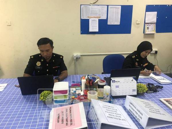 Petugas SPR membuat persiapan menjelang PRK.