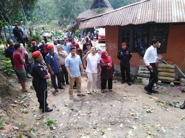 Amirudin (dua) dari kanan bersama ADUN Gombak Setia, Hilman Idham dan Exco Kerajaan Negeri, Dr Siti Mariah Mahmud meninjau lokasi terjejas., hari ini.