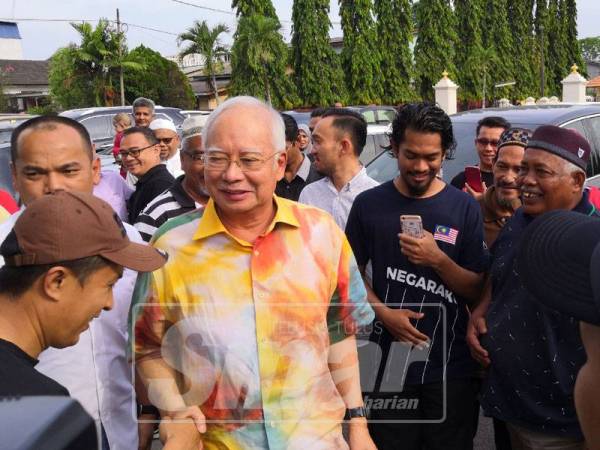 Mohd Najib (dua, kiri) beramah mesra dengan penduduk Kota Bharu pagi tadi.