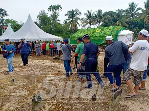 Jenazah salah seorang mangsa kemalangan dibawa ke perkuburan di Kampung Mak Mayung pagi tadi.