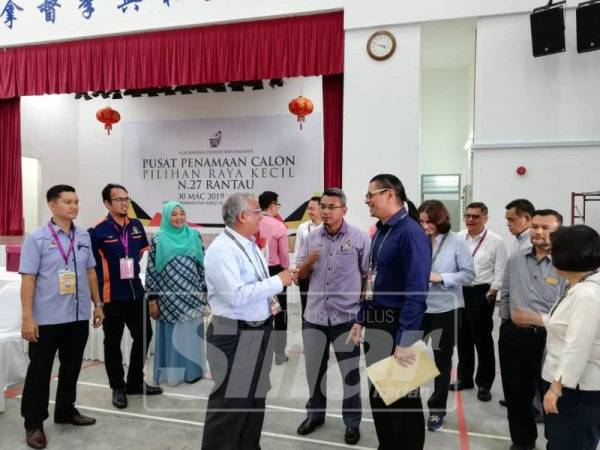 Azmi (baju biru) meninjau persiapan pusat penamaan calon PRK DUN Rantau di Dewan SJK (C) Bandar Seri Sendayan, di sini, hari ini.