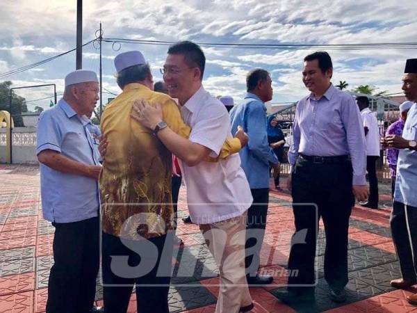 Kor Ming berpeluk dengan salah seorang ahi pengurusan Masjid An Naim.