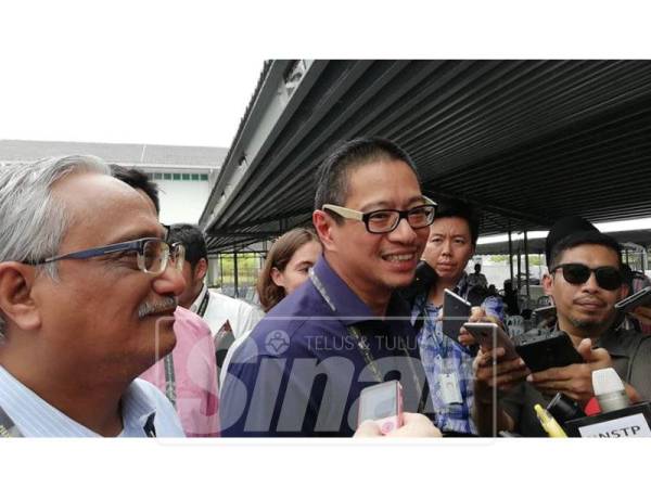 Azmi ketika ditemui selepas meninjau pusat penamaan calon PRK DUN Rantau di Dewan SJK (C) Bandar Seri Sendayan, di sini, hari ini.
