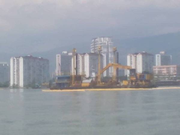 Kapal korek pasir sedang menjalankan kerja pengorekan di Pengkalan Weld.