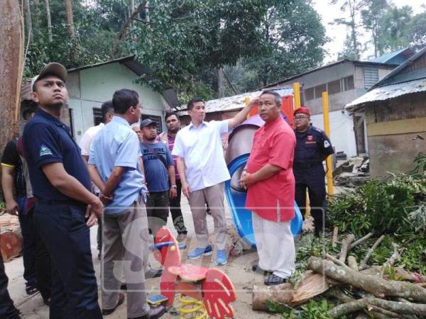 Azmin meninjau tapak kejadian.