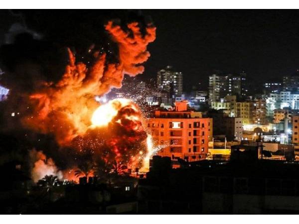 Kebakaran dan asap tebal di beberapa bangunan di Bandar Gaza ketika Israel lancarkan serangan udara pada malam Isnin lalu. - Foto: AFP
