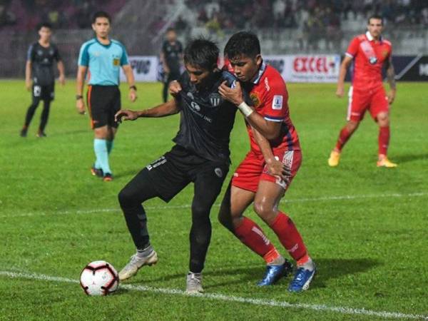 Pertahanan Kelantan, Mohd Azwan Aripin (kanan) mengekang pemain TFC II, Mohamad Haidhir Suhaini pada pertemuan kedua-dua pasukan dalam saingan Liga Premier di Kota Bharu, sebentar tadi.