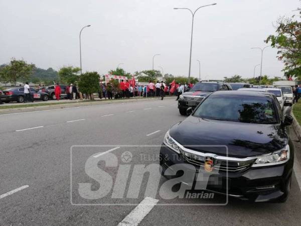 Kenderaan berwarna hitam jenis Honda Accord diletakkan di laluan penyokong PH berkumpul.-Foto Sinar Harian