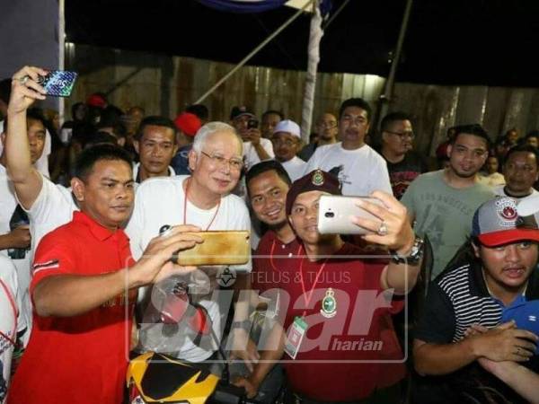 Orang ramai berswafoto bersama Najib (tengah) sebelum perasmian Gegar Boksing Pantai Timur malam tadi.