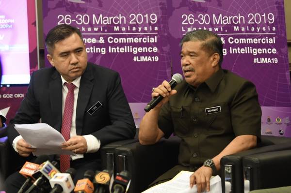 Menteri Pertahanan, Mohamad Sabu ketika sidang media mengenai Pameran Maritim dan Aeroangkasa Antarabangsa Langkawi 2019 (LIMA'19) edisi ke-15 di Pusat Pameran Antarabangsa Mahsuri (MIEC). -Foto Bernama