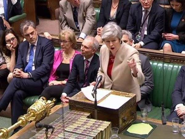 May (berdiri) sekali lagi gagal meraih sokongan Parlimen Britain.