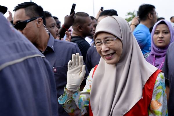 Dr Wan Azizah ketika tiba di Pusat Penamaan Sekolah Rendah Jenis Kebangsaan (C) Bandar Seri Sendayan untuk mengiringi calon PH, Dr S Streram pada hari penamaan calon bagi PRK DUN N27 Rantau hari ini. -Foto Bernama