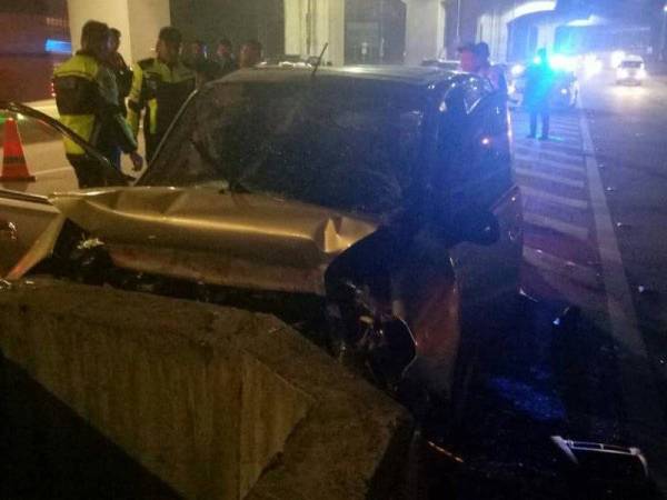 Kereta mangsa remuk akibat pelanggaran itu. Foto: IPD Petaling Jaya