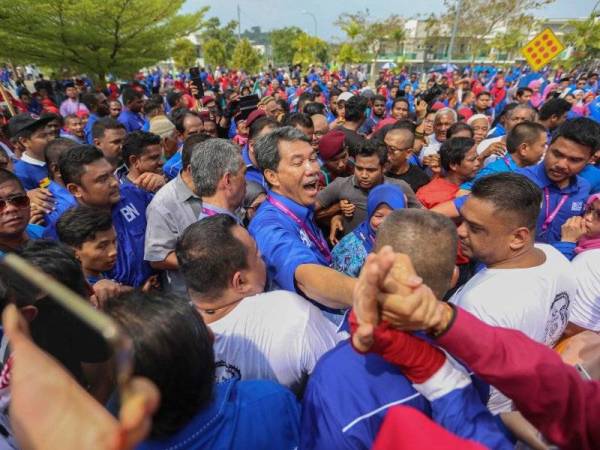 Calon BN, Datuk Sri Mohamad Hasan bersalaman bersama penyokong setelah proses penamaan calon bagi PRK DUN Rantau. - Foto Adam Amir Hamzah