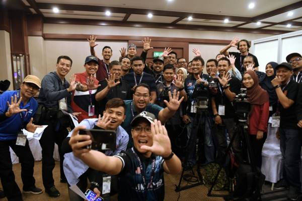 Menteri Pertahanan Mohamad Sabu berswafoto bersama petugas media pada hari terakhir Pameran Aeroangkasa dan Maritim Antarabangsa Langkawi 2019 (LIMA’19) edisi ke-15 di Pusat Pameran Antarabangsa Mahsuri (MIEC) hari ini. -Foto Bernama