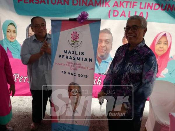 Hassan (kanan) ketika perasmian Persatuan Dinamik Aktif Lindungi Alam Johor, hari ini.