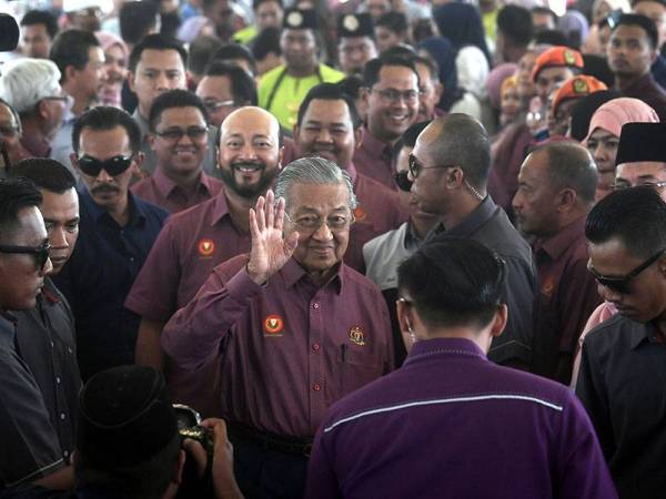 Perdana Menteri Tun Dr Mahathir Mohamad hadir pada majlis sambutan jubli perak Permodalan Kedah Berhad (PKB) dan majlis perasmian Hotel Adya Chenang di Dataran Chenang hari ini. - Foto Bernama