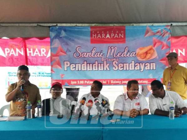 Streram (duduk; dua, kiri) ketika hadir pada program santai bersama media dan penduduk petang ini