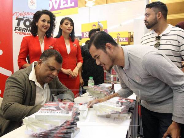 Orang ramai tidak melepaskan peluang bagi mendapatkan tandatangan daripada Tony. - Foto SINAR HARIAN /ASRIL ASWANDI SHUKOR. 