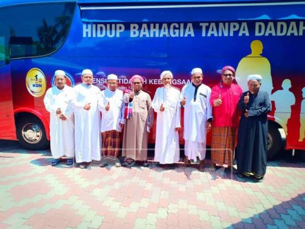 Mohamad Farid (tengah) bergambar bersama AJK masjid.