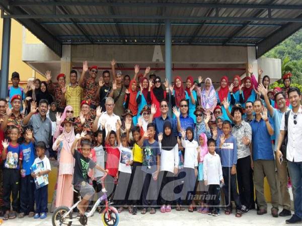 Mohammad bersama wakil kementerian dan bomba bergambar kenangan dengan penduduk Pulau Perhentian.