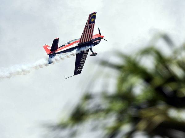  Ketua Pasukan Krisakti Datuk Halim Othman melakukan penerbangan aerobatik pada hari terakhir Pameran Maritim dan Aeroangkasa Antarabangsa Langkawi 2019 (LIMA'19) edisi ke-15 di Pusat Pameran Antarabangsa Mahsuri (MIEC) hari ini. - Foto Bernama